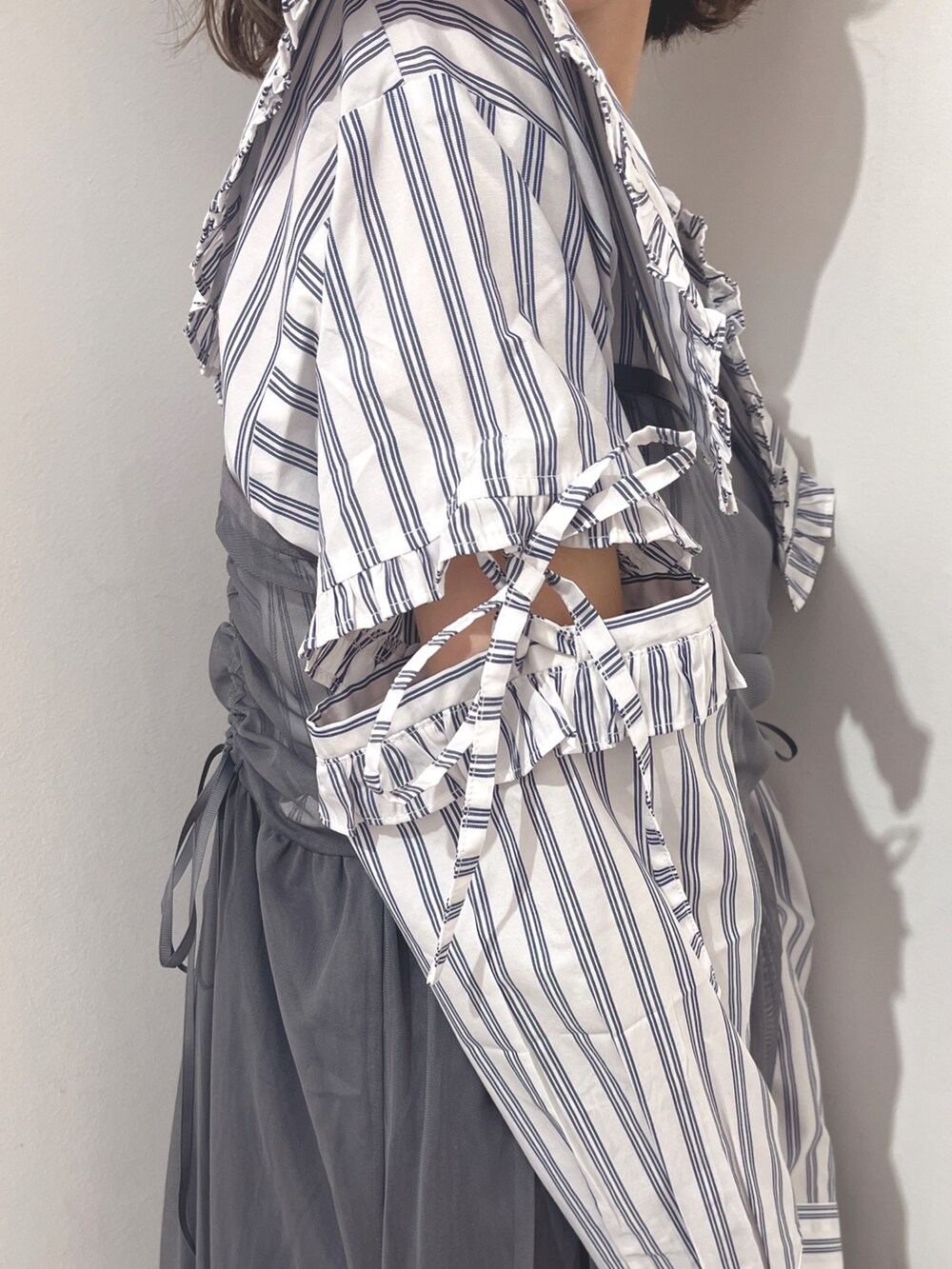 グレー系のワンピース、ホワイト系のシャツ/ブラウス、シルバー系のバレエシューズを着用したレディースの夏コーディネートの9枚目の写真