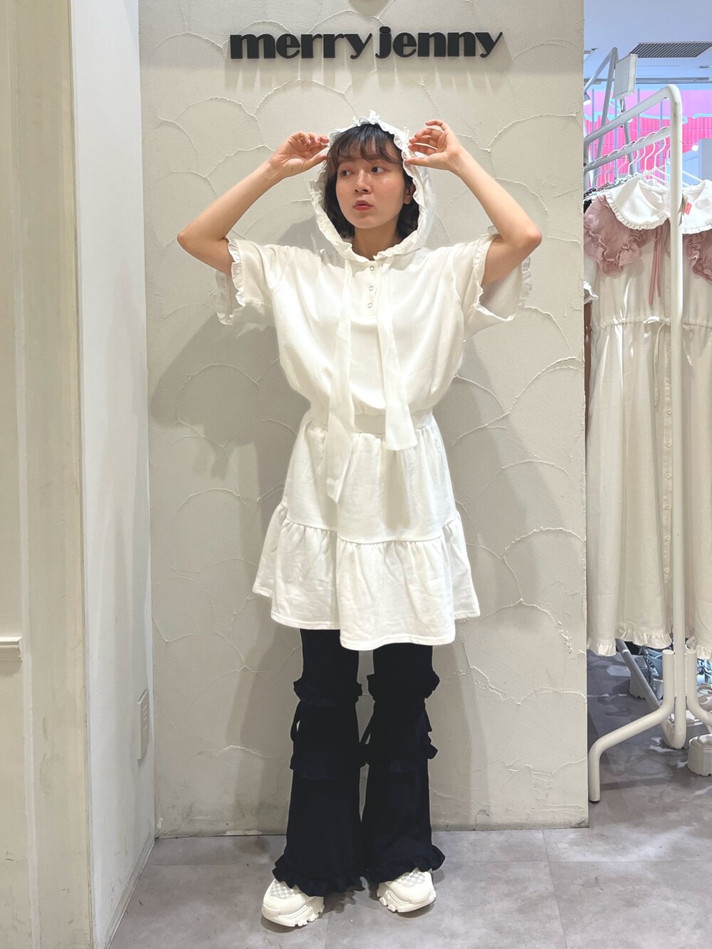 ホワイト系のワンピース、ブラック系のスウェットパンツ、ホワイト系のスニーカーを着用したレディースの夏コーディネートの3枚目の写真