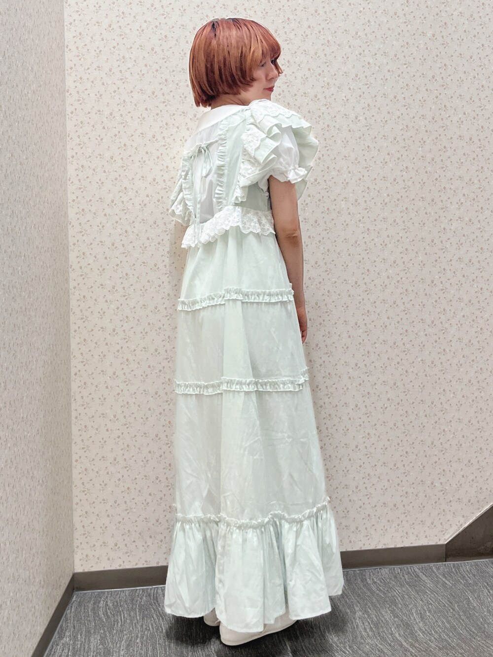 グリーン系のワンピース、ホワイト系のシャツ/ブラウス、ホワイト系のスニーカーを着用したレディースの夏コーディネートの4枚目の写真