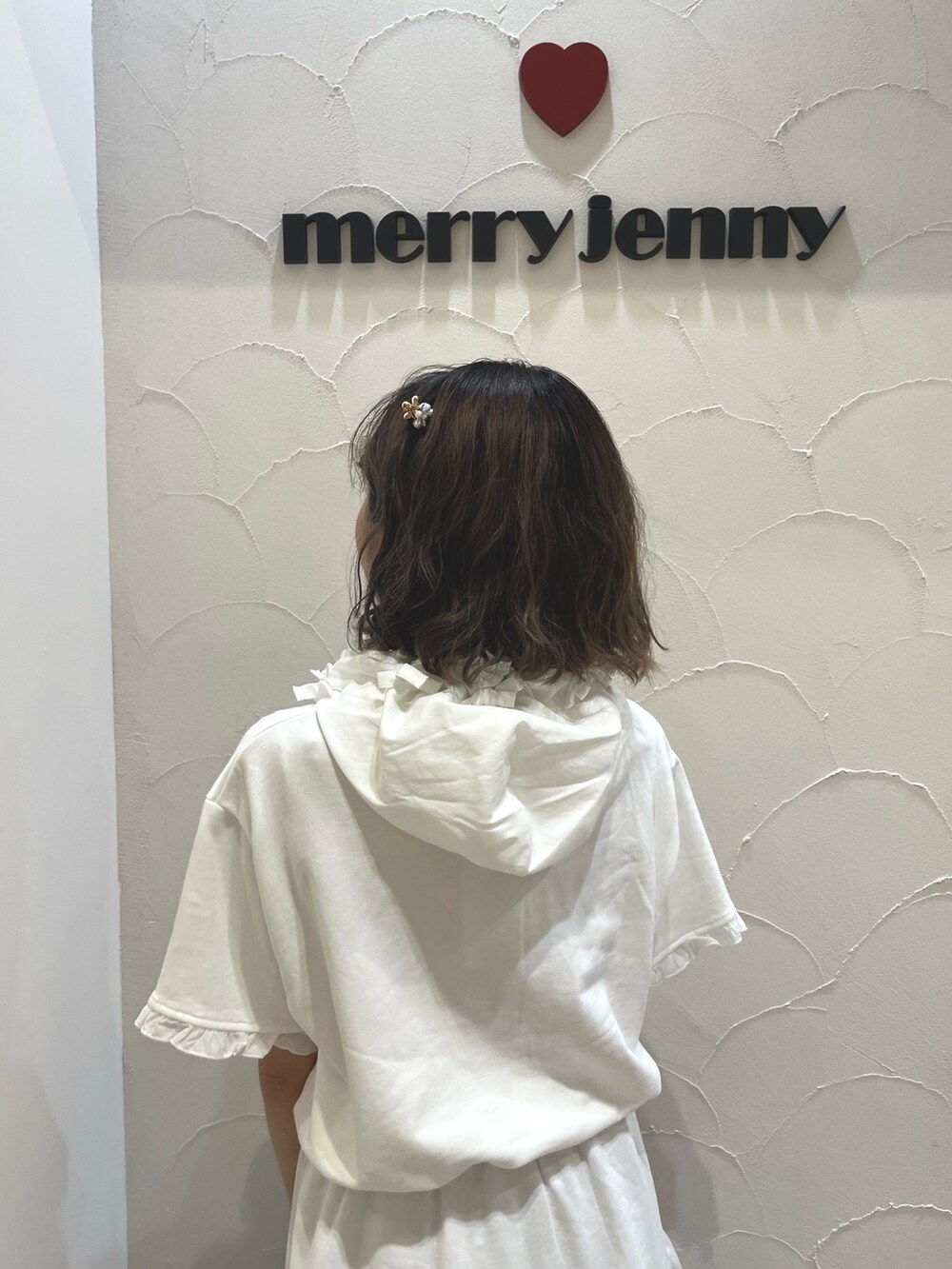 ホワイト系のワンピース、ブラック系のスウェットパンツ、ホワイト系のスニーカーを着用したレディースの夏コーディネートの6枚目の写真