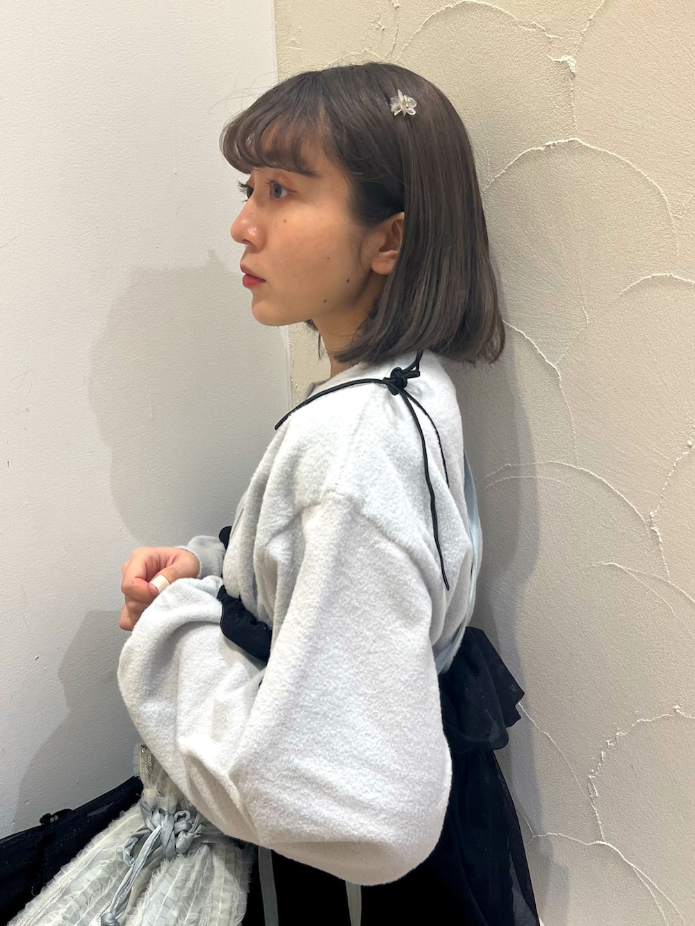 ブラック系のワンピース、ブルー系のショルダーバッグ、ホワイト系のパンプスを着用したレディースの春コーディネートの8枚目の写真