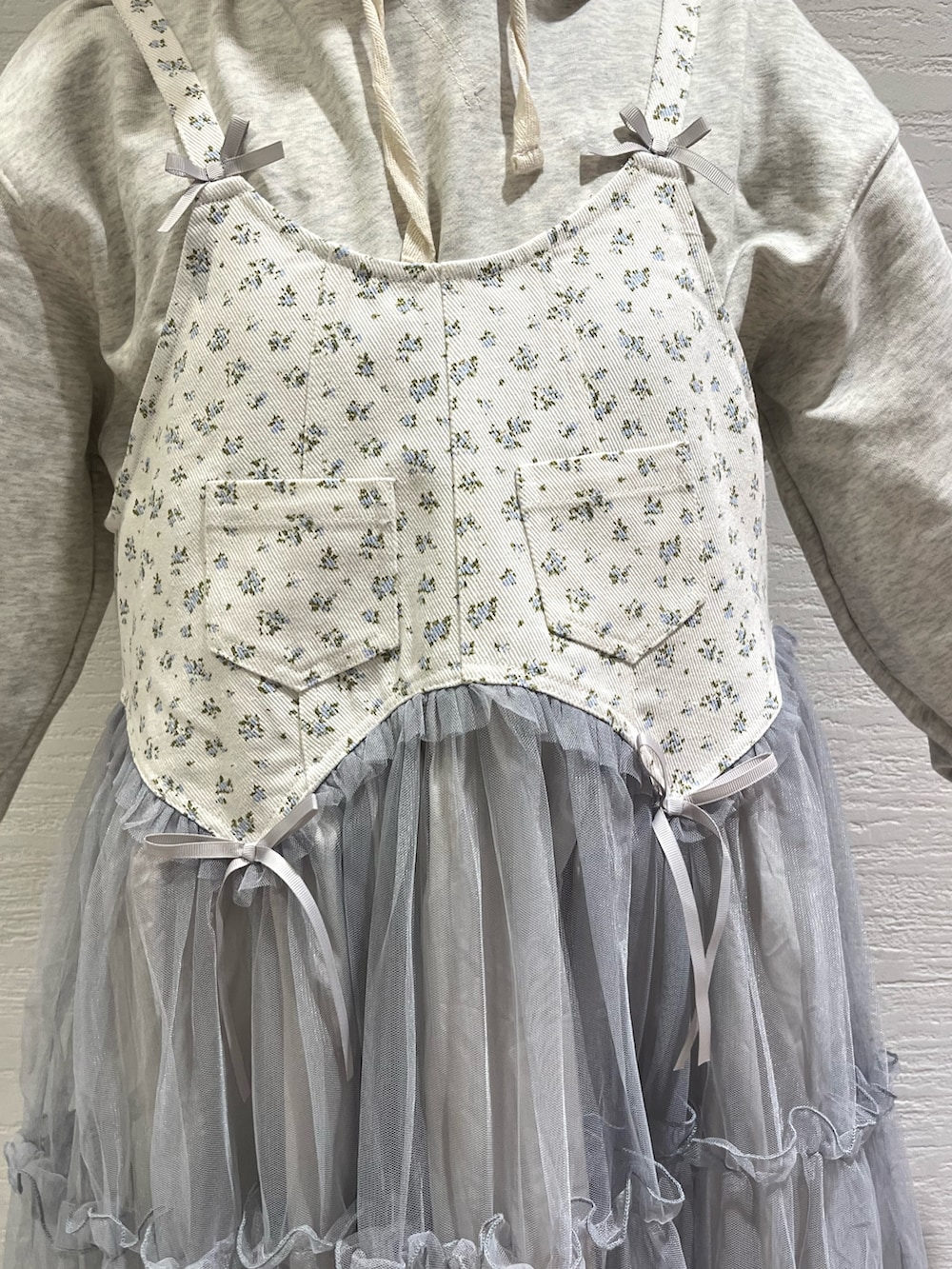 グレー系のパーカー、ブルー系のワンピース、ブラック系のローファーを着用したレディースの秋コーディネートの8枚目の写真