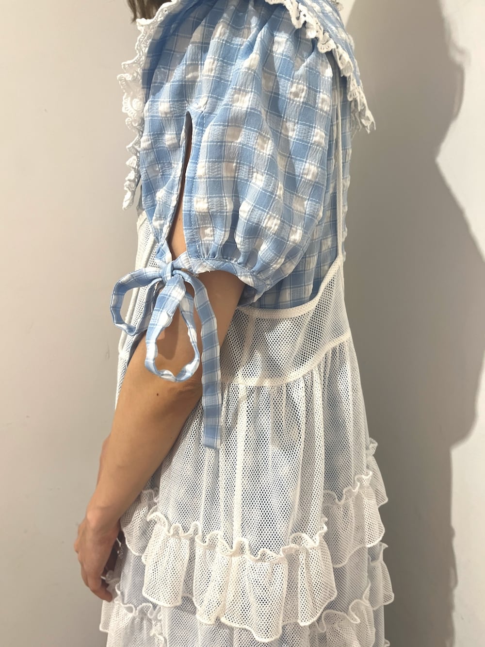 ホワイト系のワンピース、ブルー系のワンピース、ホワイト系のサンダルを着用したレディースの春コーディネートの9枚目の写真