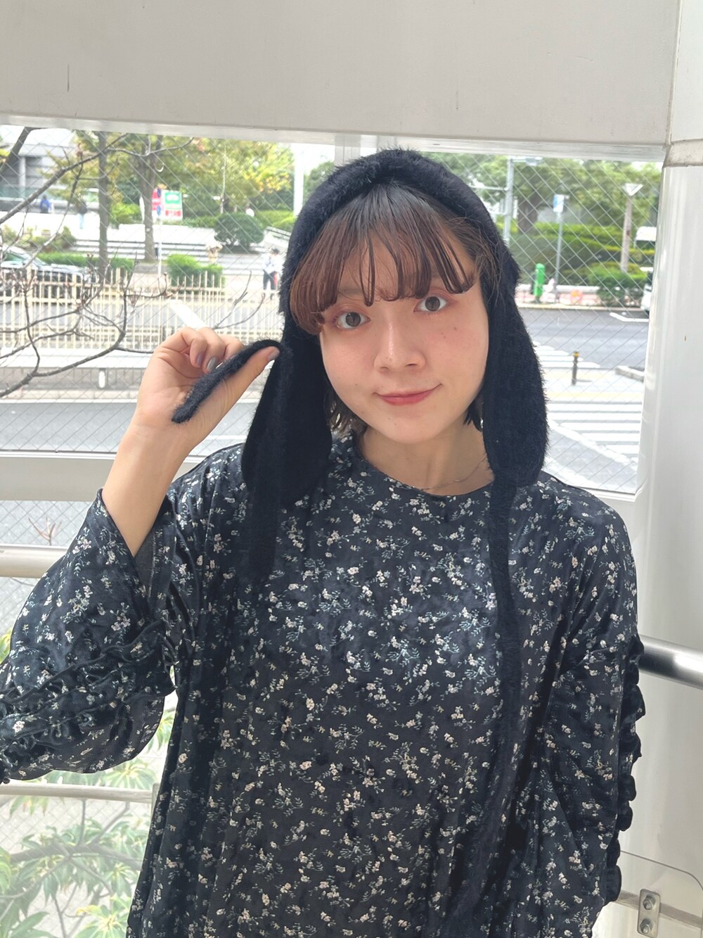 ブラック系のワンピース、ブラック系のショルダーバッグ、ブラック系のローファーを着用したレディースの秋コーディネートの6枚目の写真