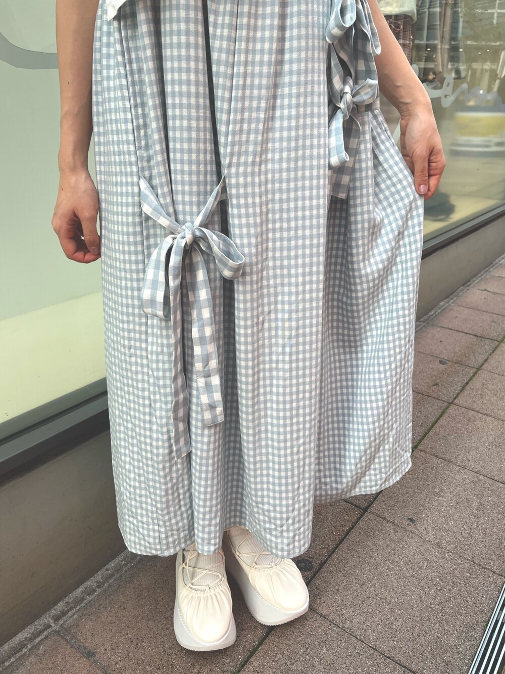 ブルー系のワンピース、ホワイト系のバレエシューズ、ホワイト系の付け襟を着用したレディースの春コーディネートの8枚目の写真