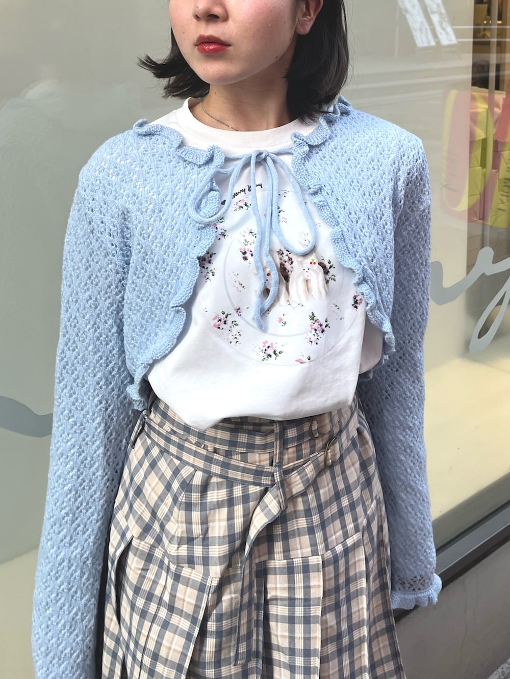 ベージュ系のスカート、ブルー系のカーディガン/ボレロ、ホワイト系のTシャツ/カットソーを着用したレディースの春コーディネートの7枚目の写真