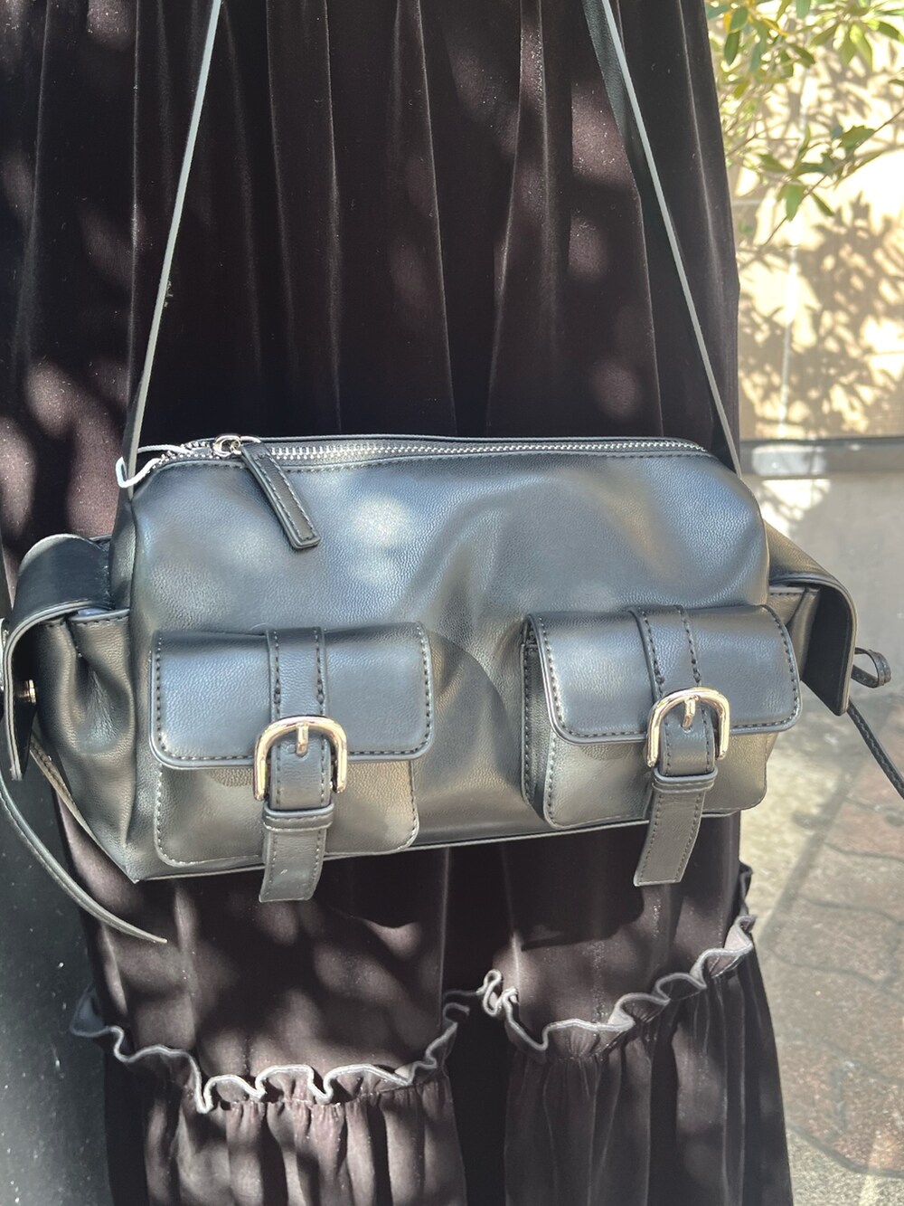 ブラック系のワンピース、グレー系のカーディガン/ボレロ、ブルー系のニット/セーターを着用したレディースの秋コーディネートの9枚目の写真