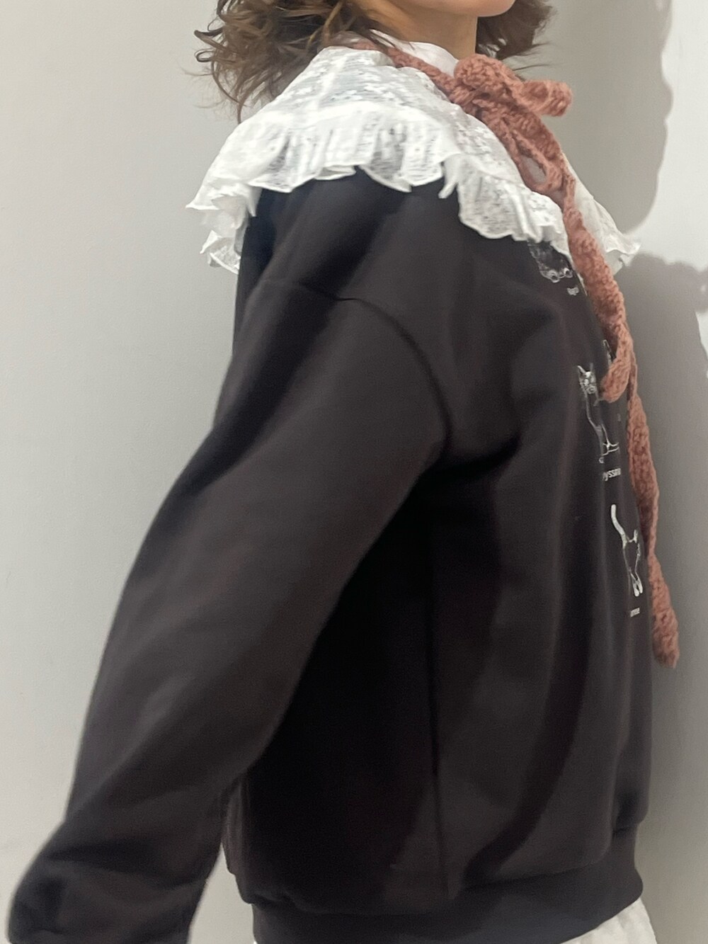 ホワイト系のシャツ/ブラウス、グレー系のスウェット、ピンク系のハンドバッグを着用したレディースの冬コーディネートの6枚目の写真