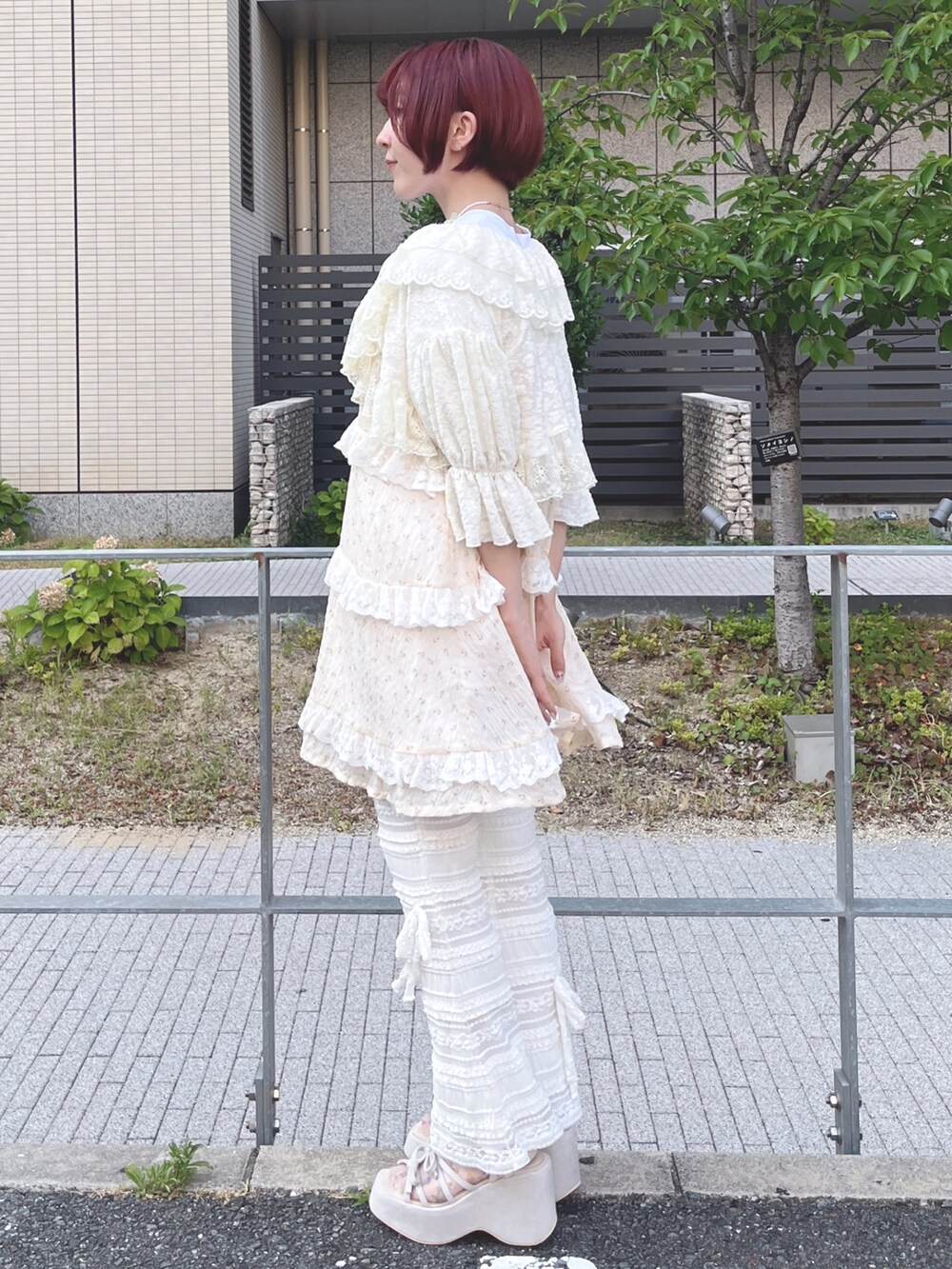 ホワイト系のチュニック、ホワイト系のその他パンツ、ベージュ系のサンダルを着用したレディースの夏コーディネートの3枚目の写真