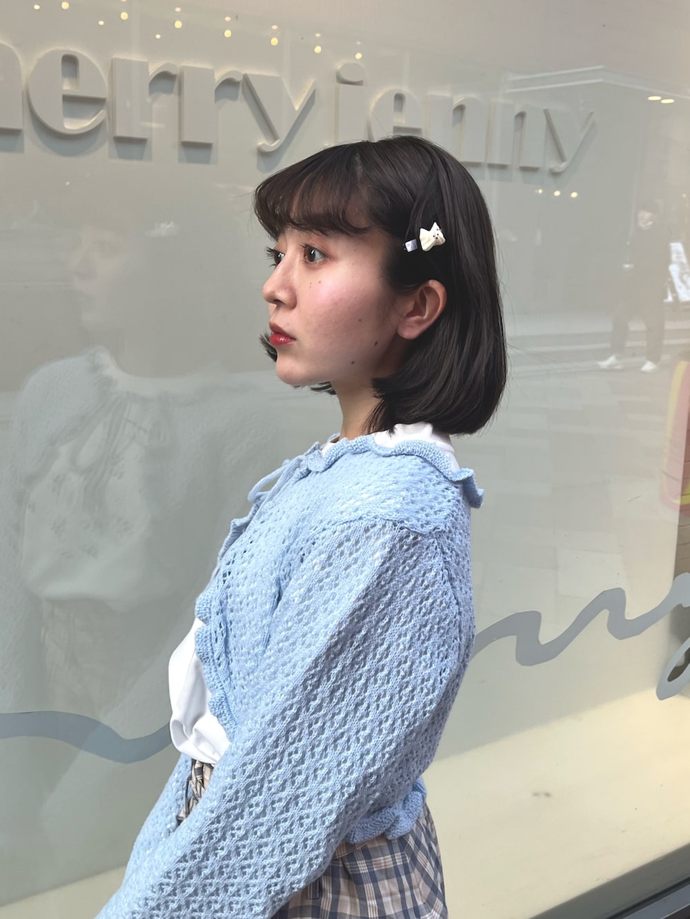 ベージュ系のスカート、ブルー系のカーディガン/ボレロ、ホワイト系のTシャツ/カットソーを着用したレディースの春コーディネートの6枚目の写真