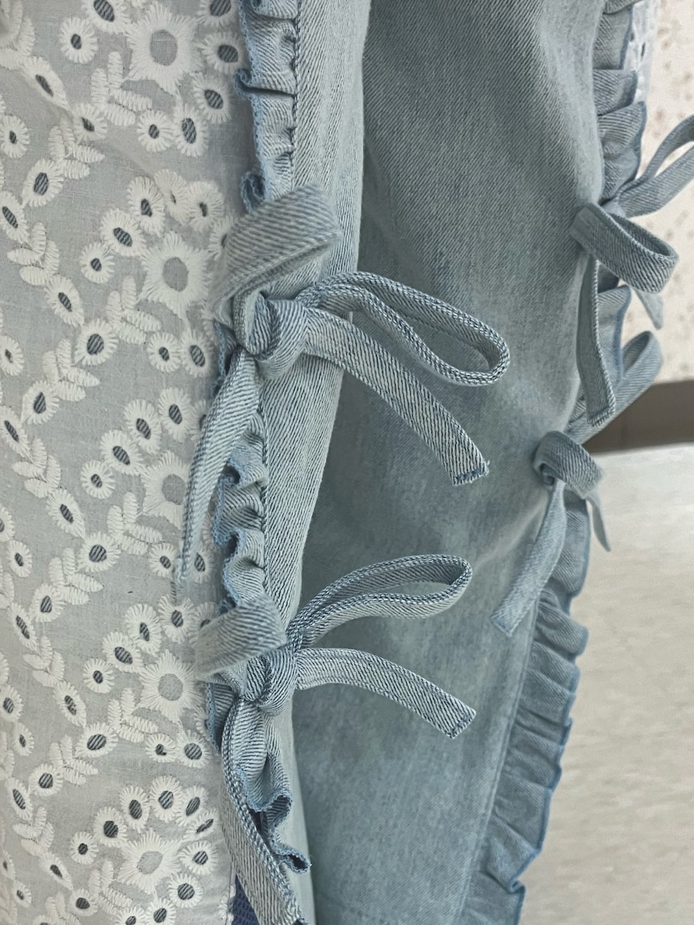 ブルー系のデニムパンツ、ホワイト系のシャツ/ブラウス、ホワイト系のテーラードジャケットを着用したレディースの冬コーディネートの9枚目の写真