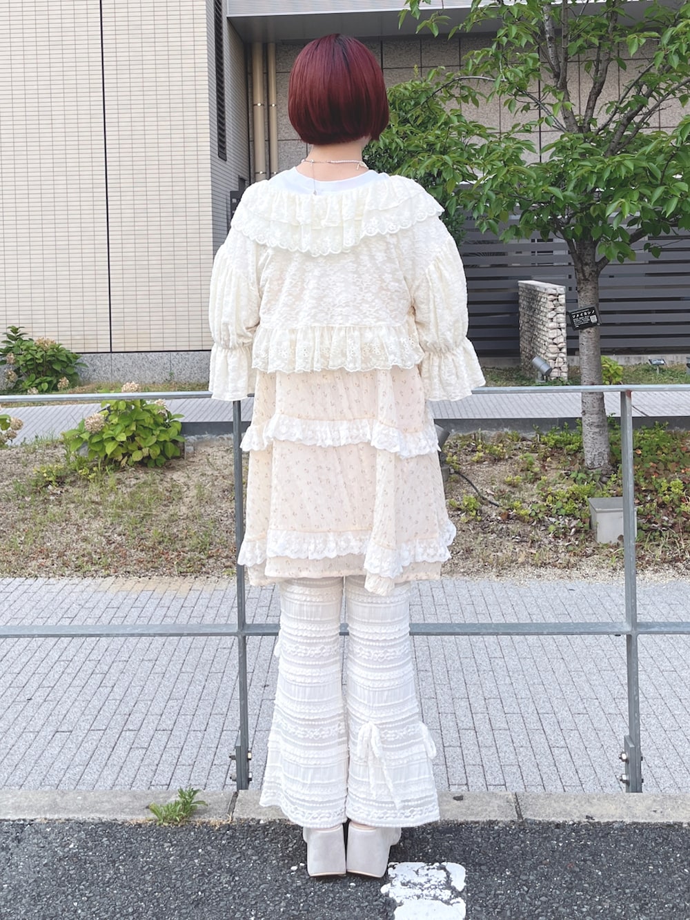 ホワイト系のチュニック、ホワイト系のその他パンツ、ベージュ系のサンダルを着用したレディースの夏コーディネートの4枚目の写真