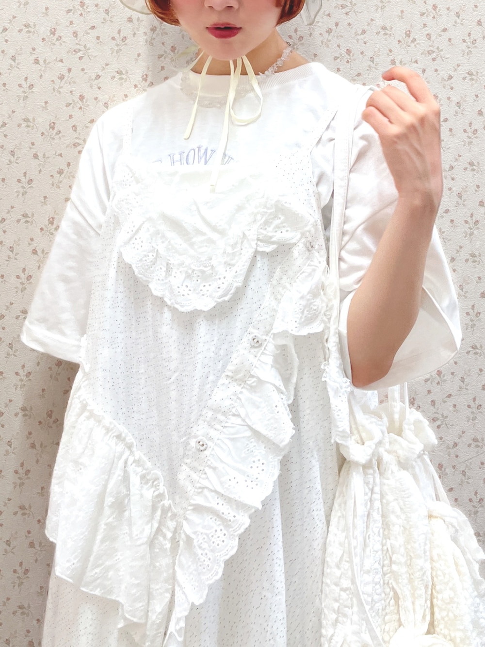 ホワイト系のTシャツ/カットソー、ホワイト系のワンピース、ホワイト系のスニーカーを着用したレディースの夏コーディネートの6枚目の写真