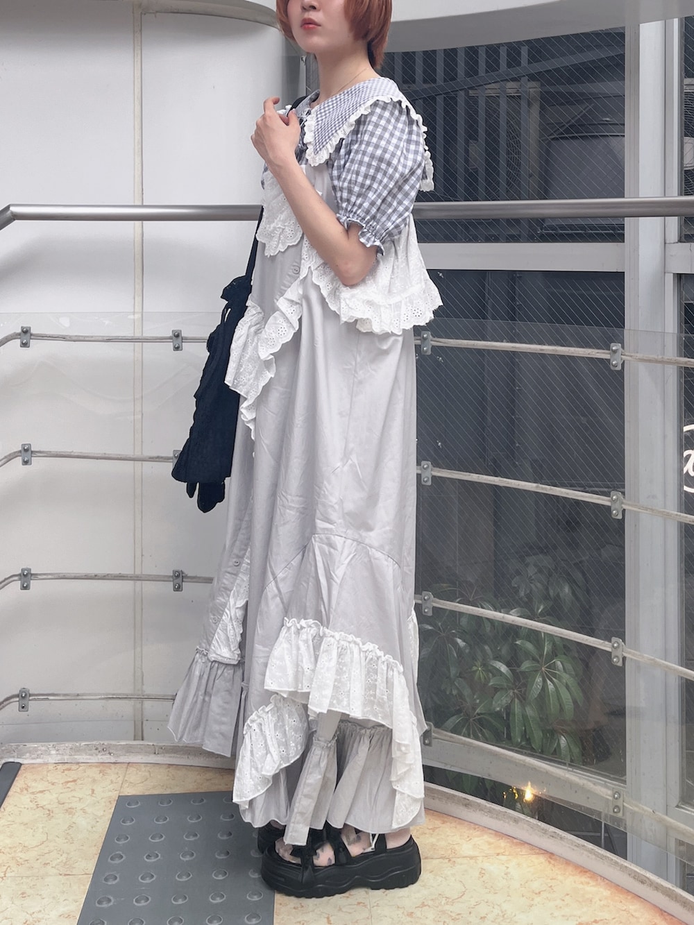 グレー系のワンピース、グレー系のシャツ/ブラウス、ブラック系のトートバッグを着用したレディースの夏コーディネートの3枚目の写真