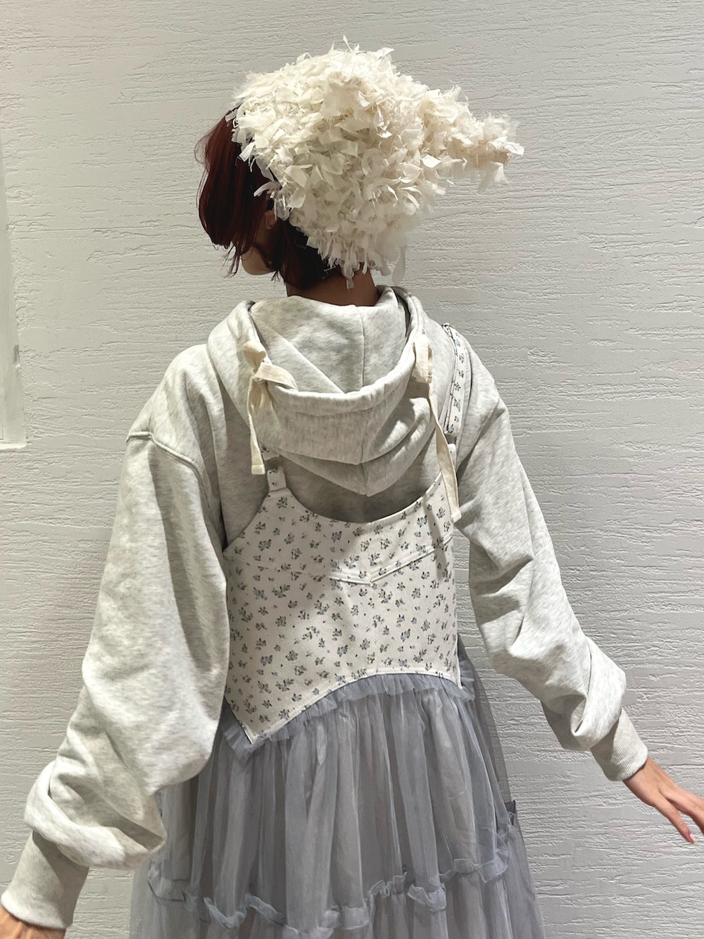 グレー系のパーカー、ブルー系のワンピース、ブラック系のローファーを着用したレディースの秋コーディネートの7枚目の写真