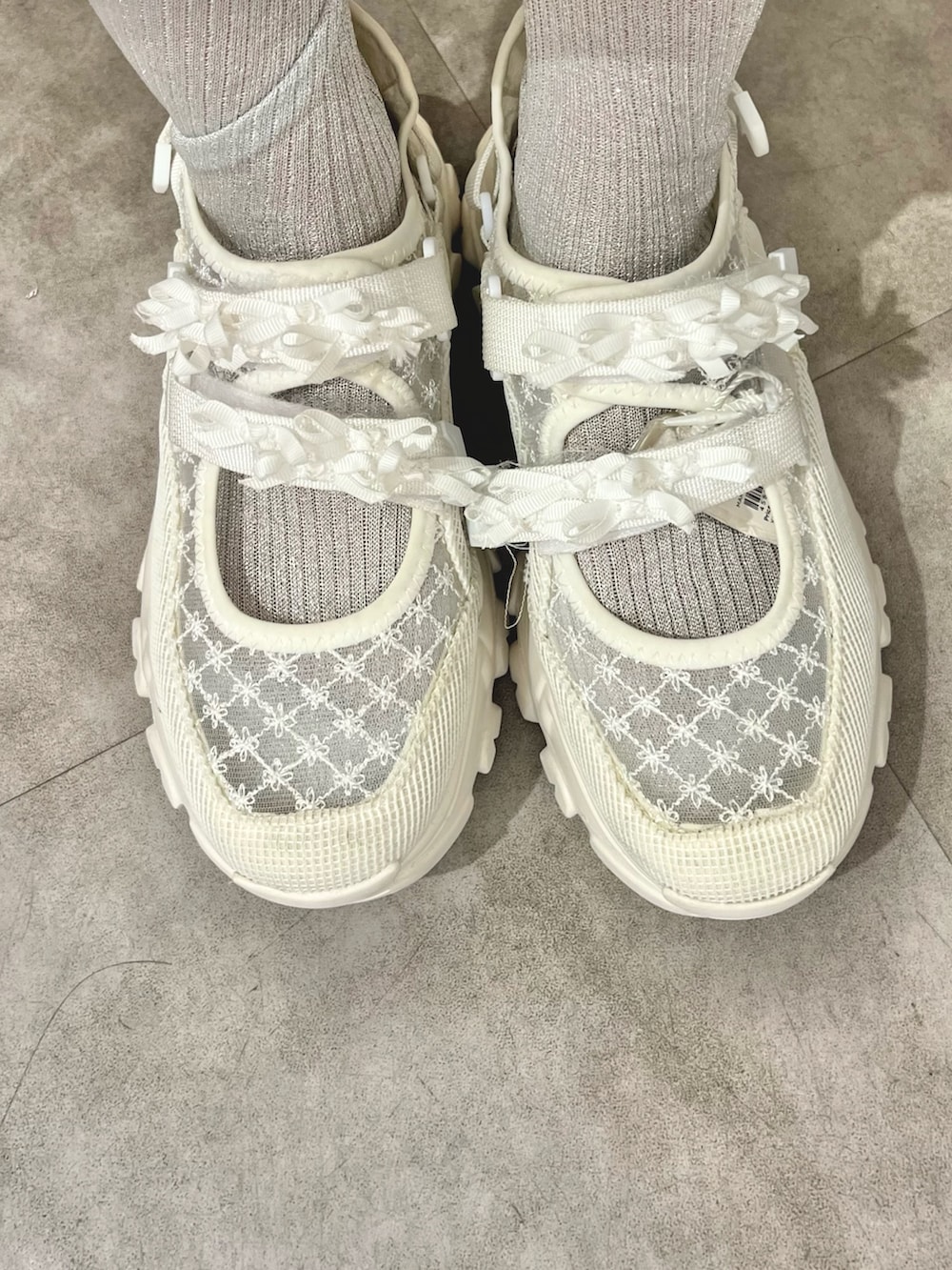 ホワイト系のTシャツ/カットソー、ブルー系のワンピース、ホワイト系のスニーカーを着用したレディースの夏コーディネートの9枚目の写真