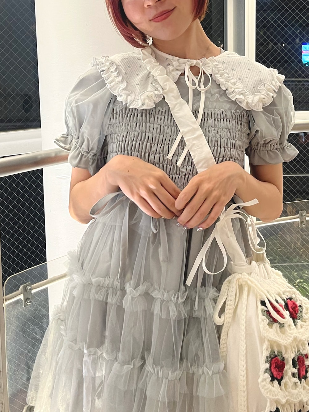 ブルー系のワンピース、ホワイト系のショルダーバッグ、ブルー系のスニーカーを着用したレディースの夏コーディネートの8枚目の写真