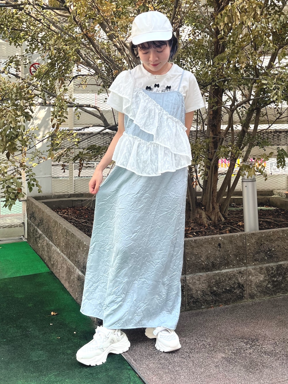 ホワイト系のTシャツ/カットソー、ブルー系のワンピース、ホワイト系のスニーカーを着用したレディースの夏コーディネートの4枚目の写真