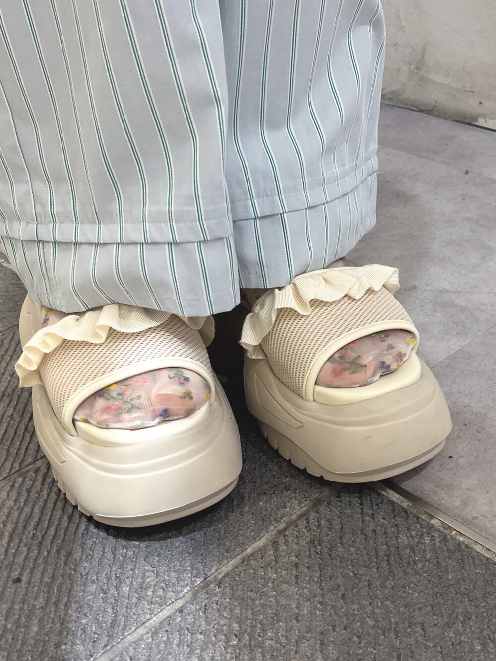 ホワイト系のショルダーバッグ、ホワイト系のTシャツ/カットソー、ブルー系のスラックスを着用したレディースの夏コーディネートの8枚目の写真