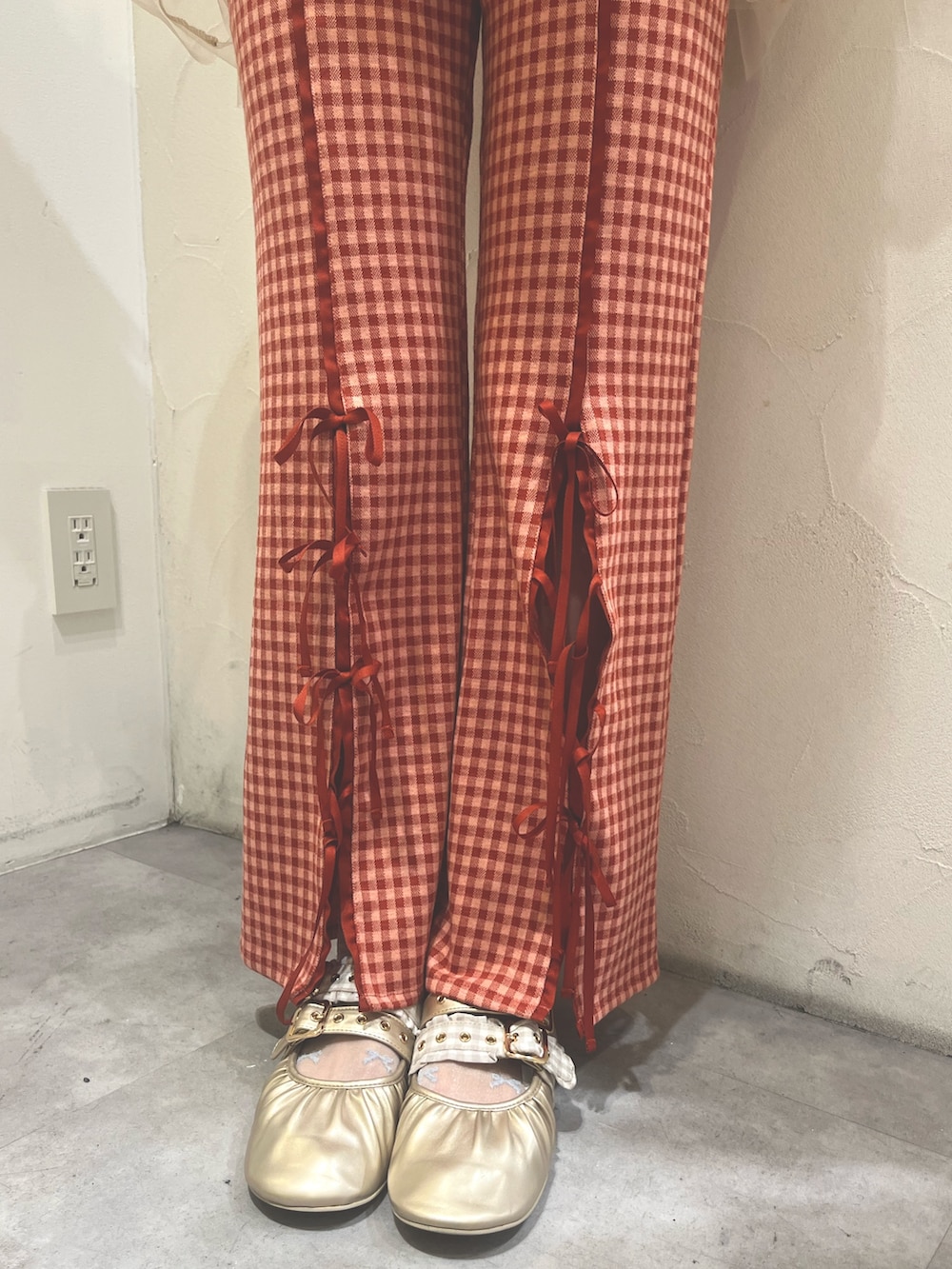 レッド系のスラックス、ホワイト系のTシャツ/カットソー、ホワイト系のシャツ/ブラウスを着用したレディースの夏コーディネートの7枚目の写真