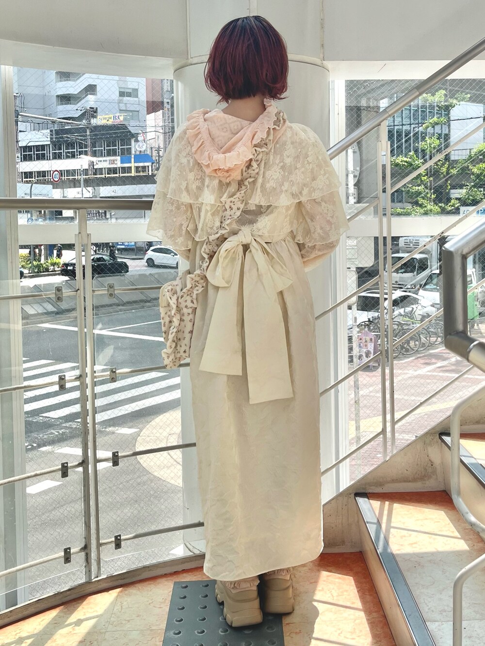 ホワイト系のワンピース、ピンク系のショルダーバッグ、ホワイト系のシャツ/ブラウスを着用したレディースの夏コーディネートの4枚目の写真