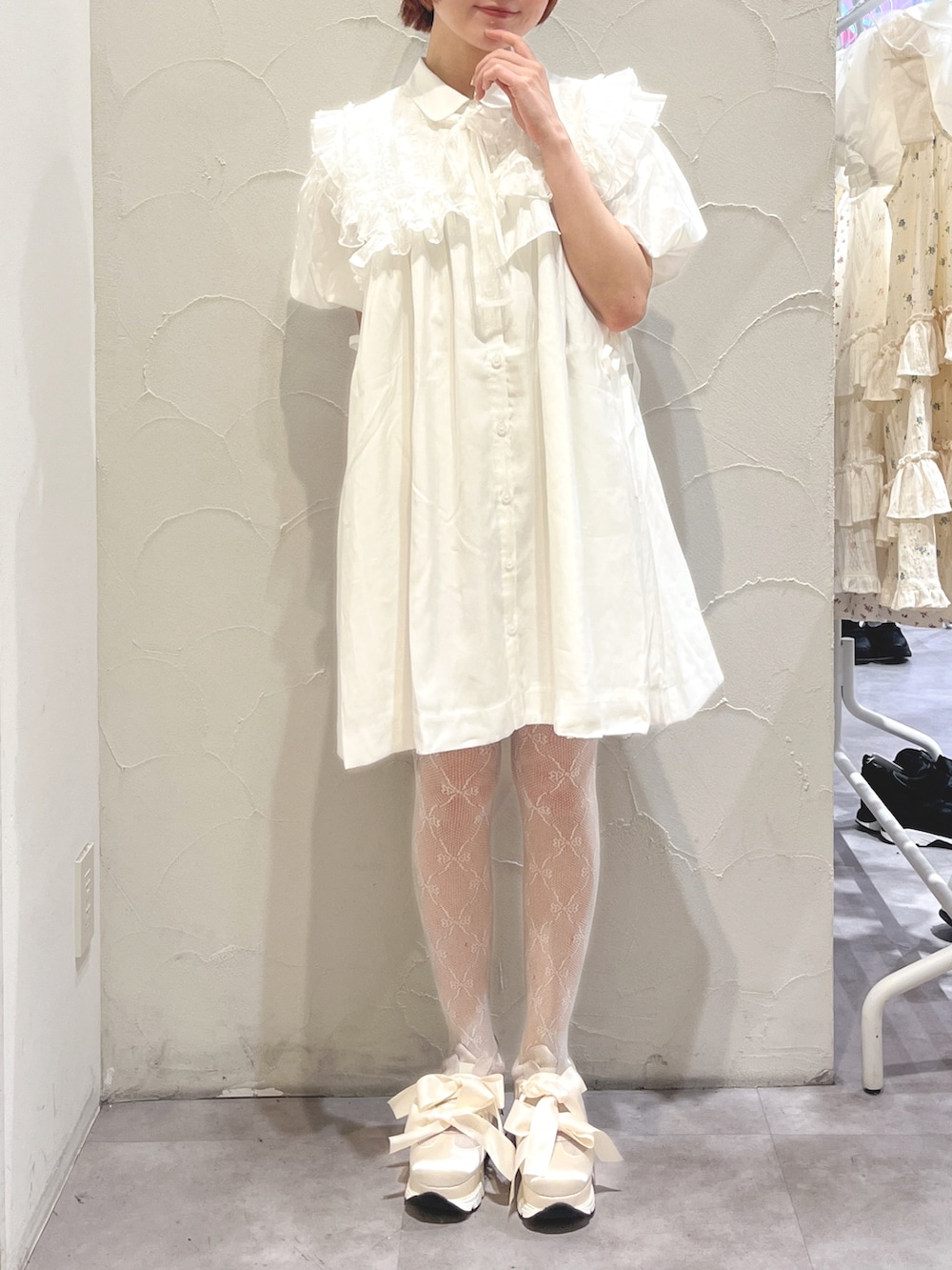 ホワイト系のワンピース、ホワイト系のスニーカー、ホワイト系の付け襟を着用したレディースの春コーディネートの2枚目の写真