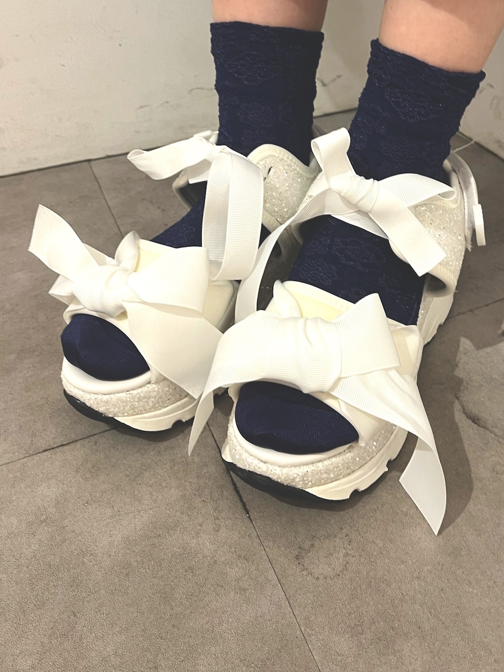 ホワイト系のワンピース、ブルー系のワンピース、ホワイト系のサンダルを着用したレディースの春コーディネートの10枚目の写真