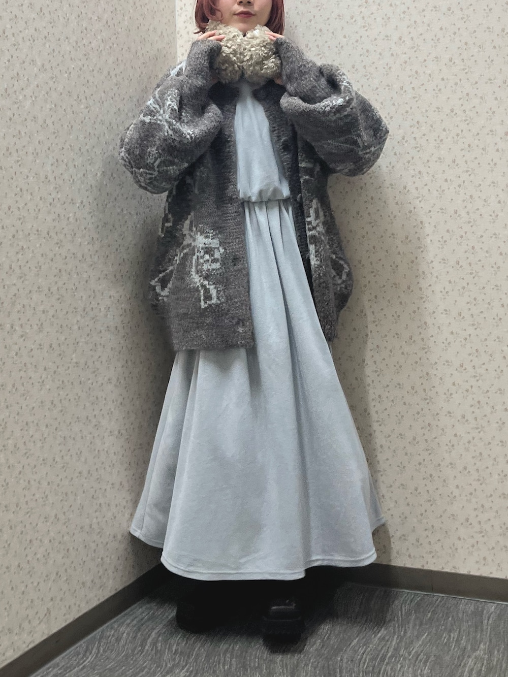 ホワイト系のニット/セーター、ブルー系のワンピース、ブラウン系のカーディガン/ボレロを着用したレディースの秋コーディネートの5枚目の写真