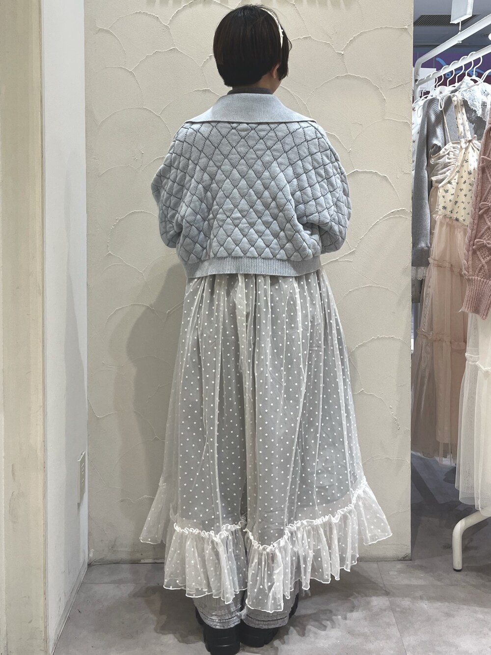 グレー系のワンピース、グレー系のニット/セーター、ブルー系のカーディガン/ボレロを着用したレディースの冬コーディネートの4枚目の写真