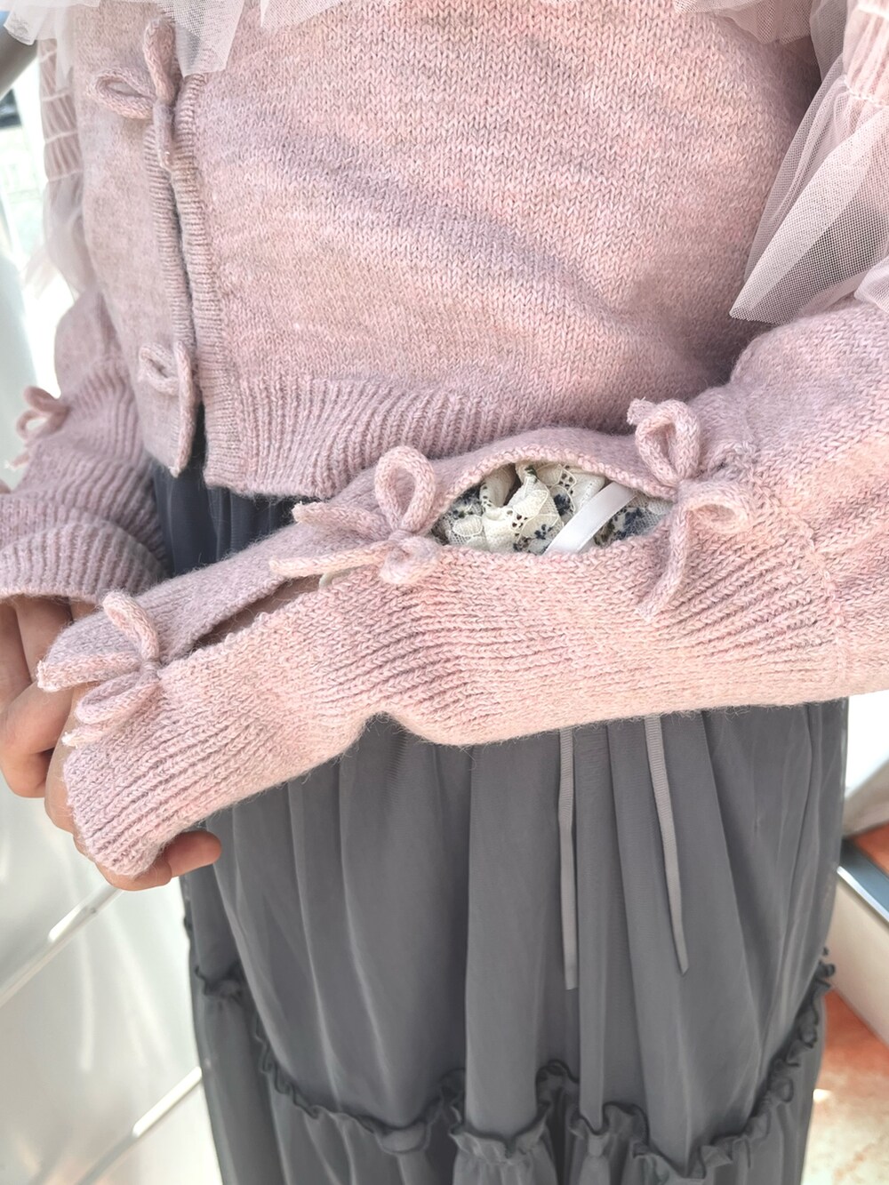 グレー系のワンピース、ピンク系のカーディガン/ボレロ、ホワイト系のTシャツ/カットソーを着用したレディースの秋コーディネートの8枚目の写真