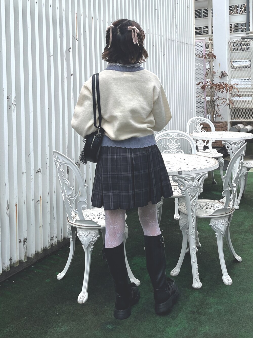 ホワイト系のブルゾン、グレー系のニット/セーター、ブルー系のカーディガン/ボレロを着用したレディースの秋コーディネートの7枚目の写真