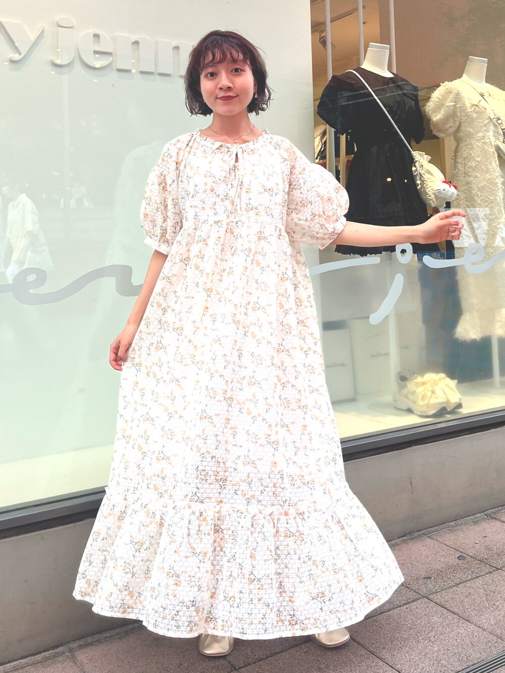 イエロー系のワンピース、ゴールド系のバレエシューズを着用したレディースの夏コーディネートの4枚目の写真