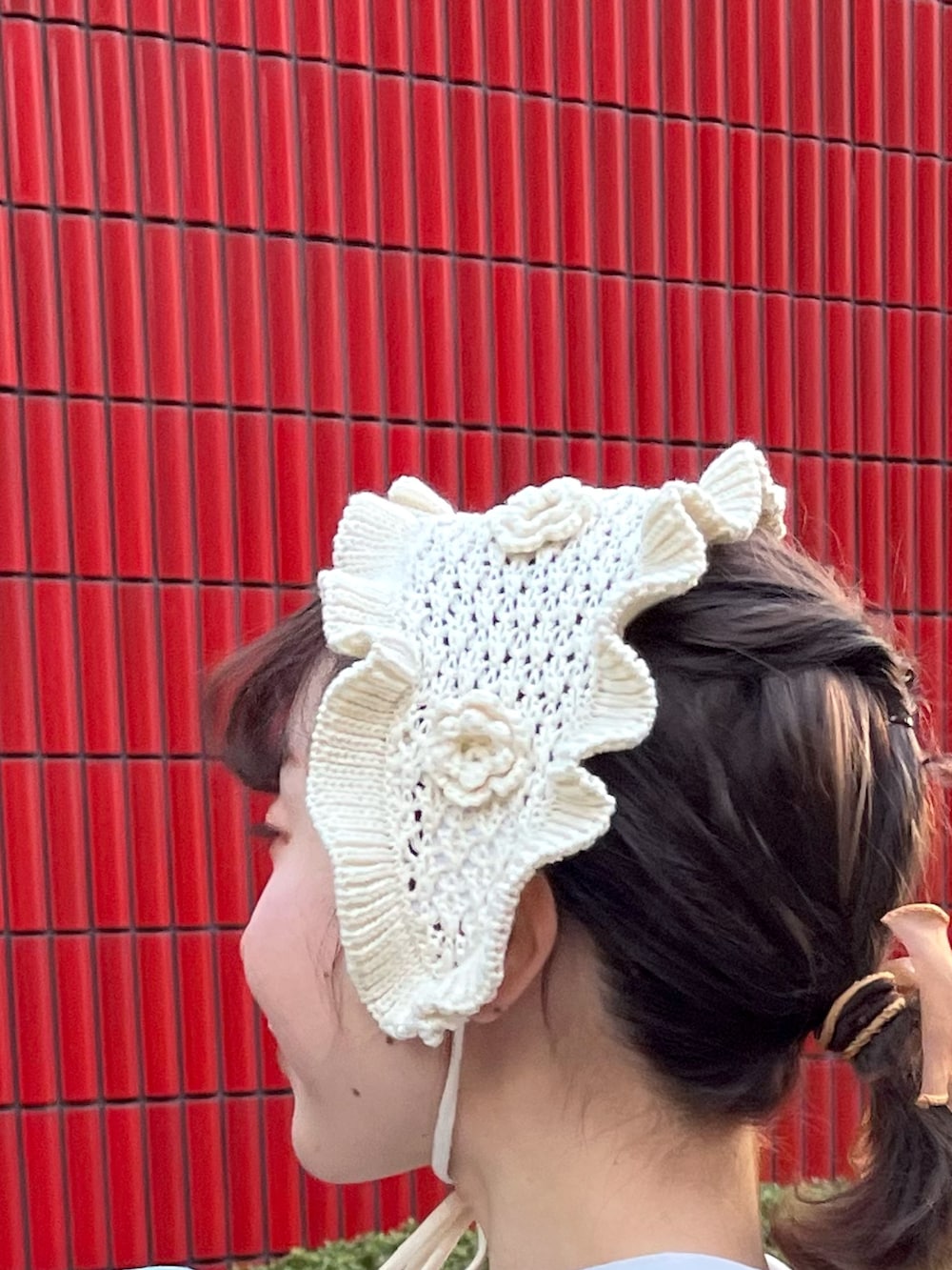 ブルー系のスウェット、ブルー系のワンピース、ホワイト系のスニーカーを着用したレディースの冬コーディネートの8枚目の写真