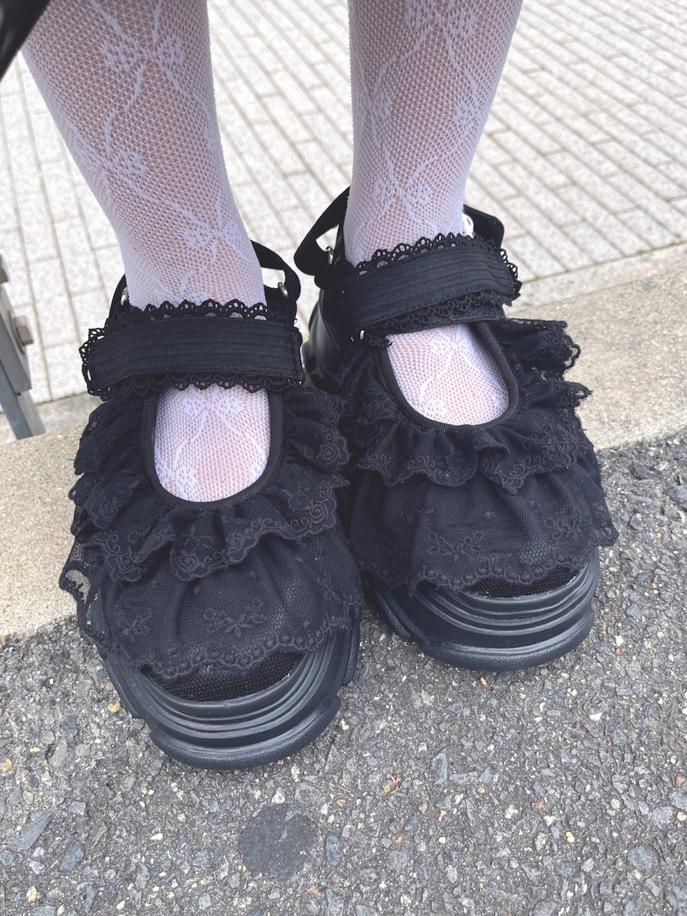 ブラック系のサンダル、ブラック系のトートバッグ、ブラック系のワンピースを着用したレディースの春コーディネートの10枚目の写真