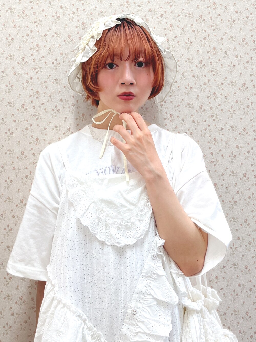 ホワイト系のTシャツ/カットソー、ホワイト系のワンピース、ホワイト系のスニーカーを着用したレディースの夏コーディネートの5枚目の写真