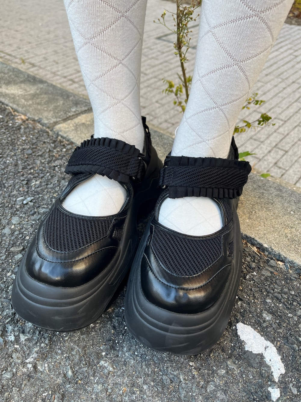 ブルー系のダウンジャケット/コート、ベージュ系のスカート、ホワイト系のトートバッグを着用したレディースの冬コーディネートの9枚目の写真