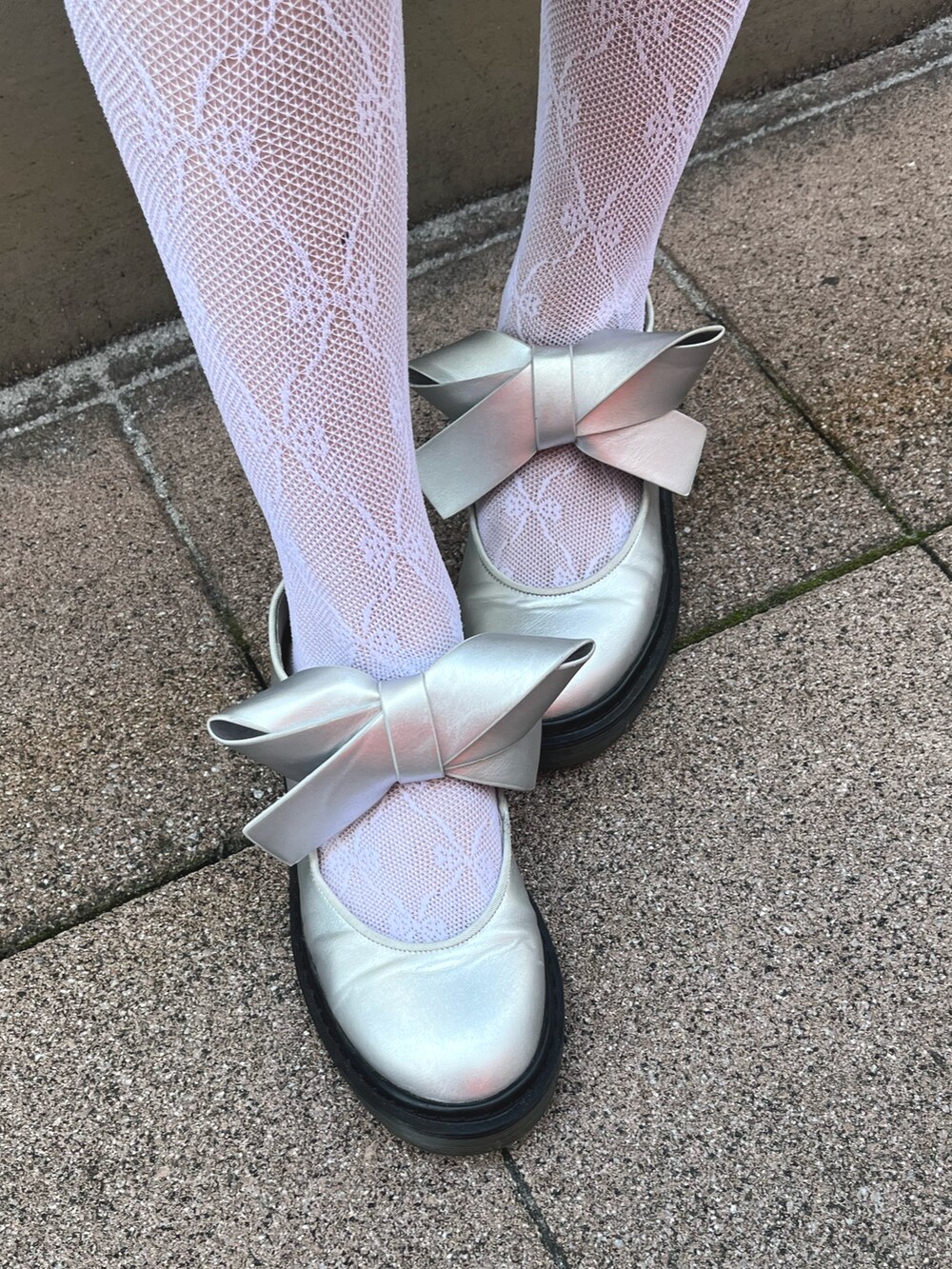 シルバー系のバレエシューズ、ブラック系のワンピース、シルバー系のショルダーバッグを着用したレディースの秋コーディネートの10枚目の写真