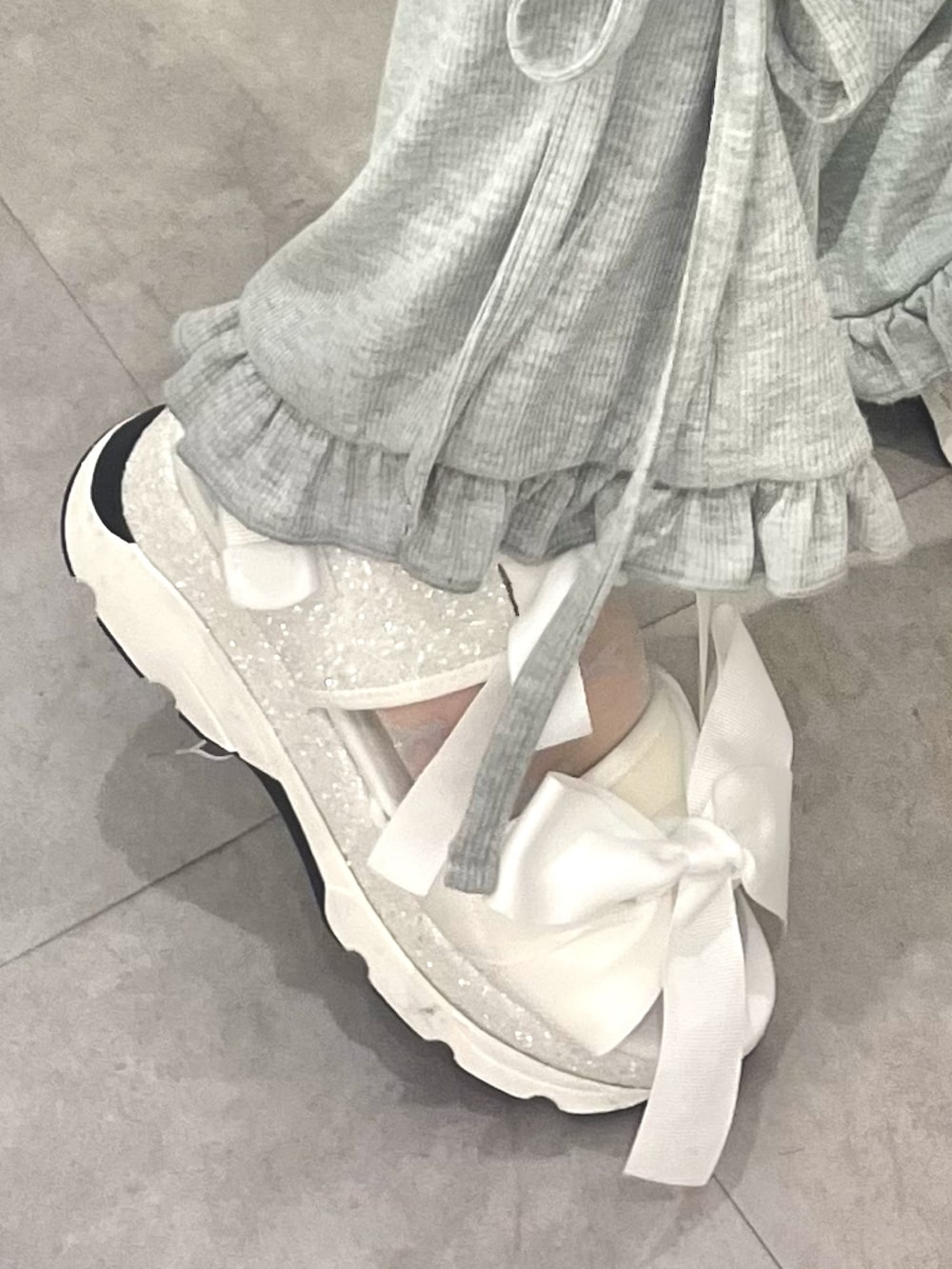 ブルー系のキャミソール、グレー系のスウェットパンツ、ホワイト系のシャツ/ブラウスを着用したレディースの春コーディネートの9枚目の写真