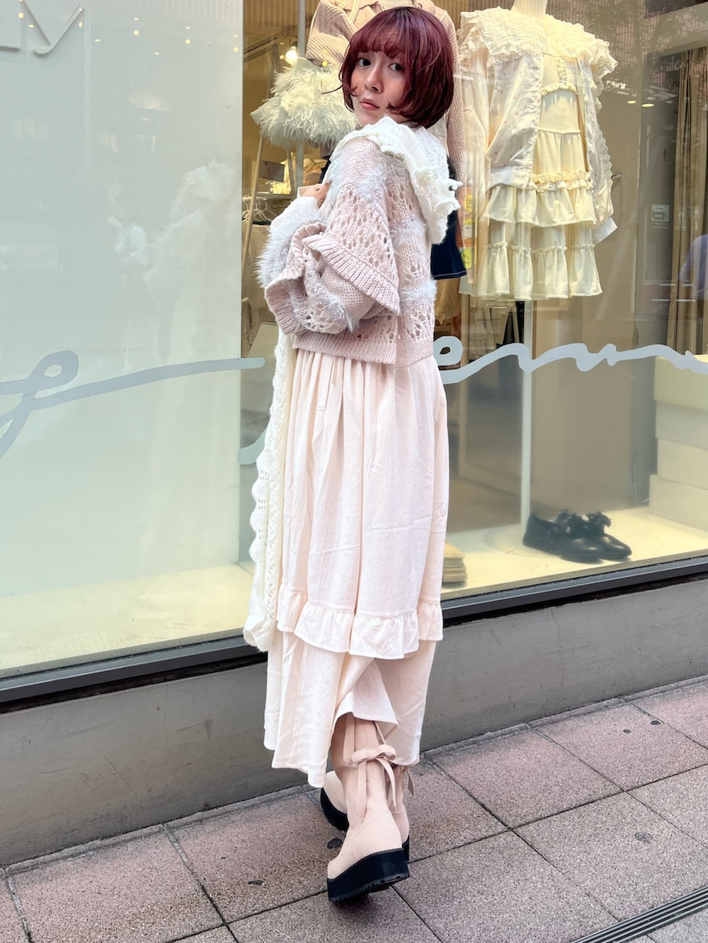 グレー系のカーディガン/ボレロ、ピンク系のブーツ、グリーン系のワンピースを着用したレディースの秋コーディネートの5枚目の写真