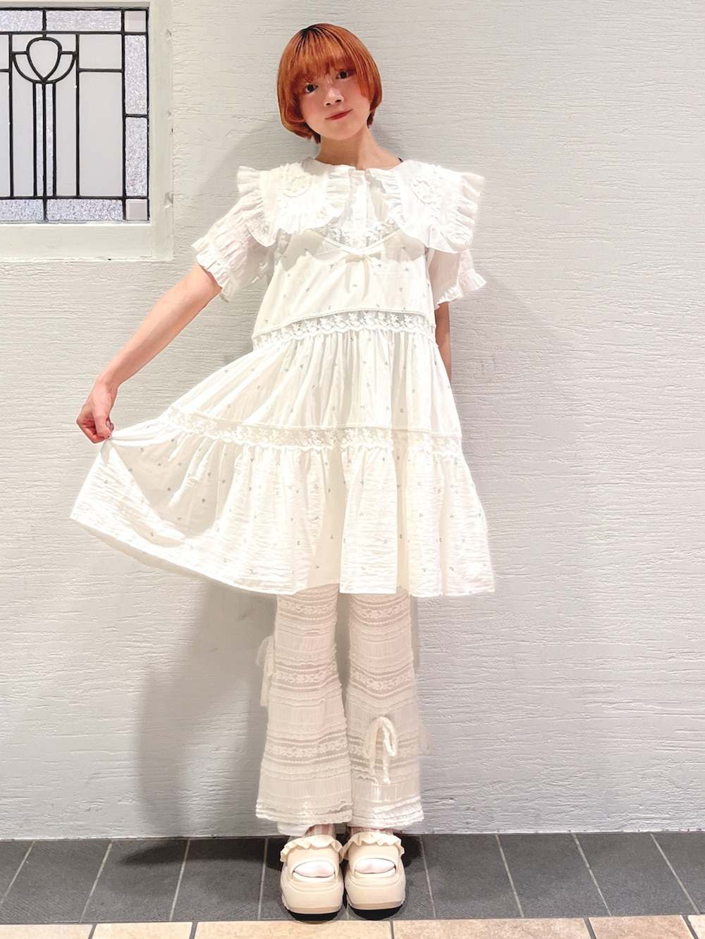 ホワイト系のワンピース、ブルー系のキャミソール、ホワイト系のその他パンツを着用したレディースの夏コーディネートの2枚目の写真