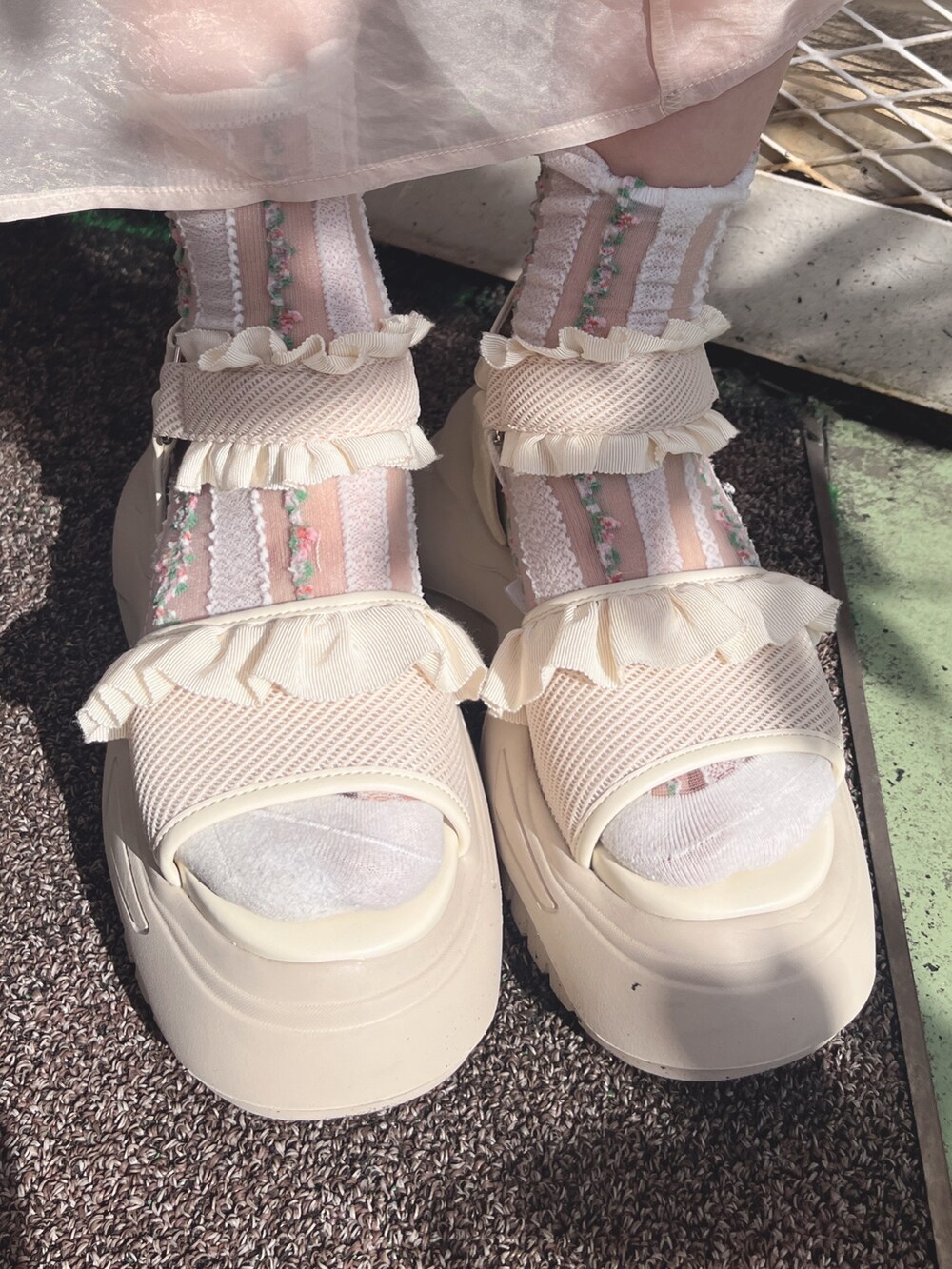 ホワイト系のワンピース、ベージュ系のワンピース、ホワイト系のサンダルを着用したレディースの夏コーディネートの10枚目の写真