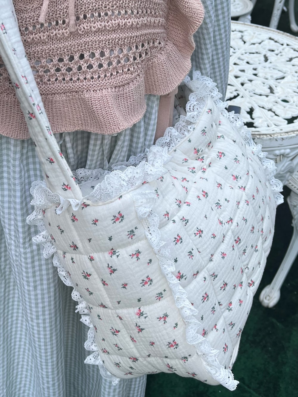 ホワイト系のローファー、グリーン系のワンピース、ピンク系のショルダーバッグを着用したレディースの冬コーディネートの8枚目の写真