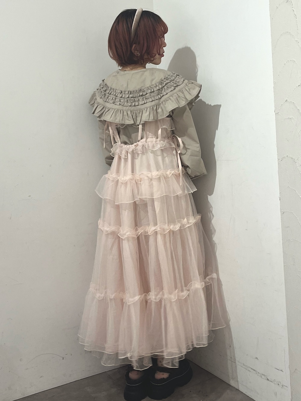 ベージュ系のシャツ/ブラウス、ピンク系のワンピース、レッド系のハンドバッグを着用したレディースの秋コーディネートの4枚目の写真