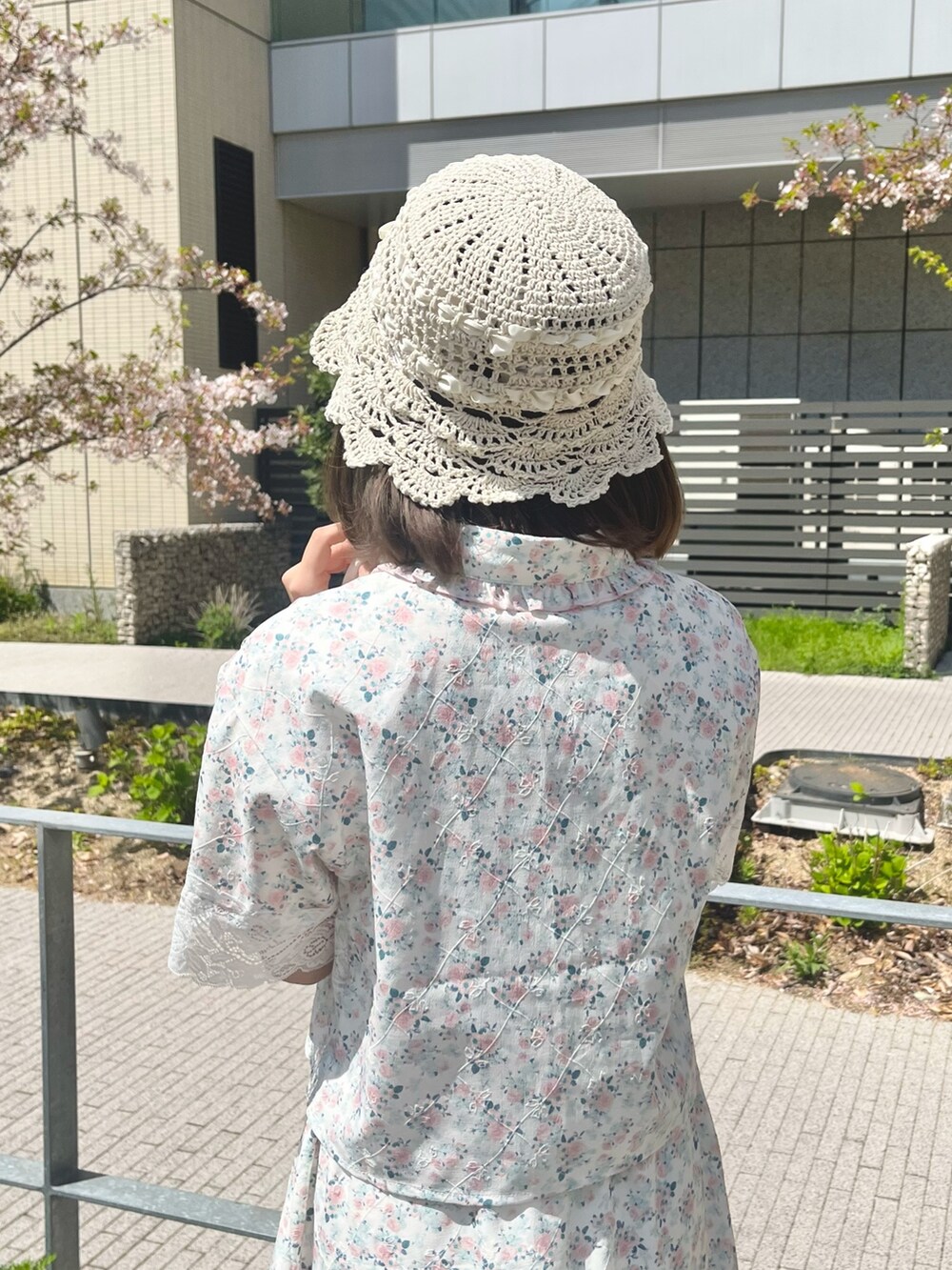 ピンク系のスカート、ピンク系のシャツ/ブラウス、ブルー系のサンダルを着用したレディースの春コーディネートの6枚目の写真