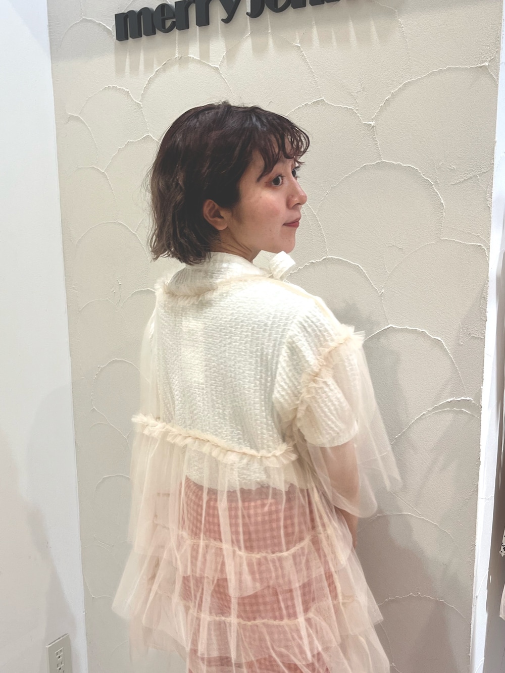 レッド系のスラックス、ホワイト系のTシャツ/カットソー、ホワイト系のシャツ/ブラウスを着用したレディースの夏コーディネートの5枚目の写真