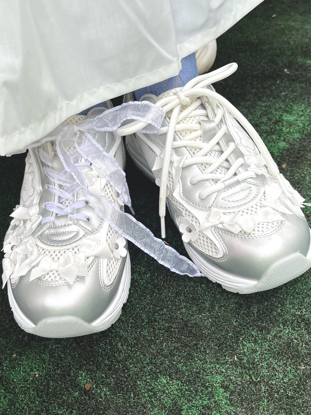 ホワイト系のカーディガン/ボレロ、ホワイト系のスウェット、ホワイト系のワンピースを着用したレディースの冬コーディネートの8枚目の写真