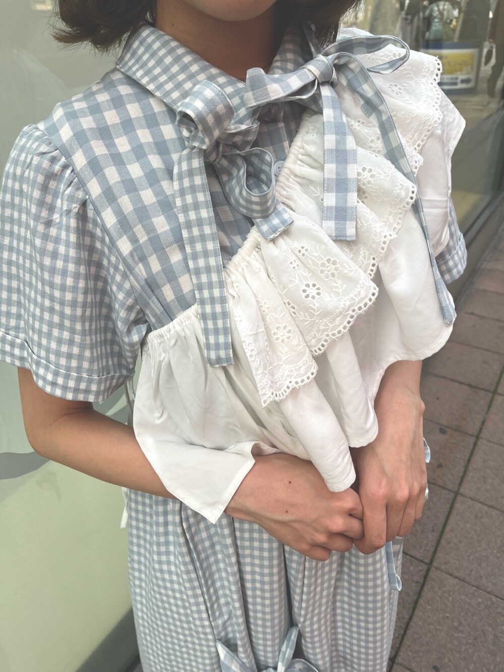 ブルー系のワンピース、ホワイト系のバレエシューズ、ホワイト系の付け襟を着用したレディースの春コーディネートの7枚目の写真