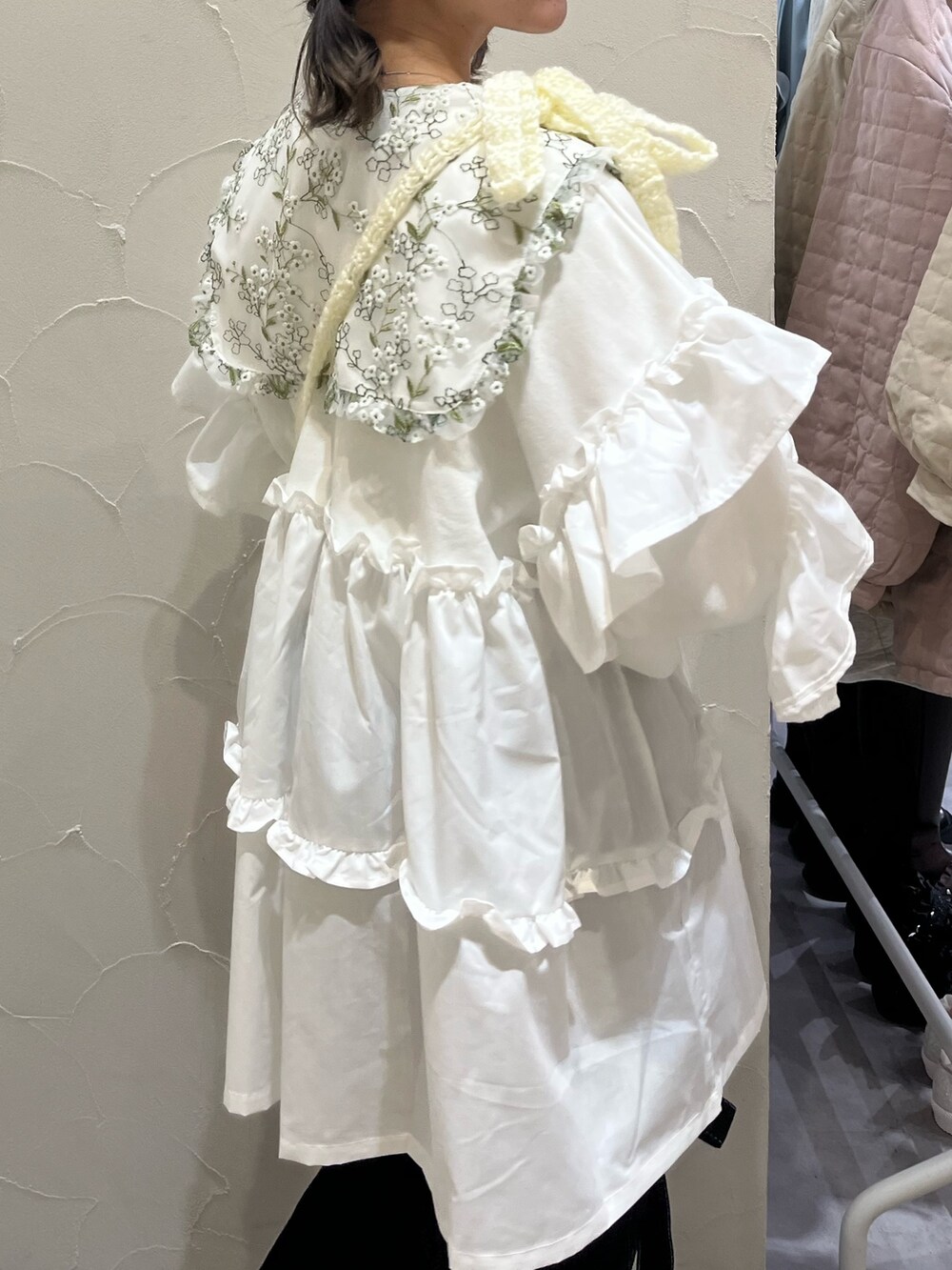 ホワイト系のシャツ/ブラウス、ホワイト系のスウェット、ホワイト系のハンドバッグを着用したレディースの冬コーディネートの7枚目の写真