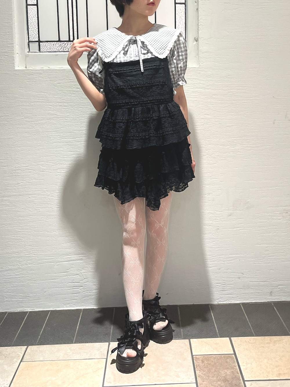 グレー系のシャツ/ブラウス、ブラック系のキャミソール、ブラック系のスカートを着用したレディースの春コーディネートの2枚目の写真