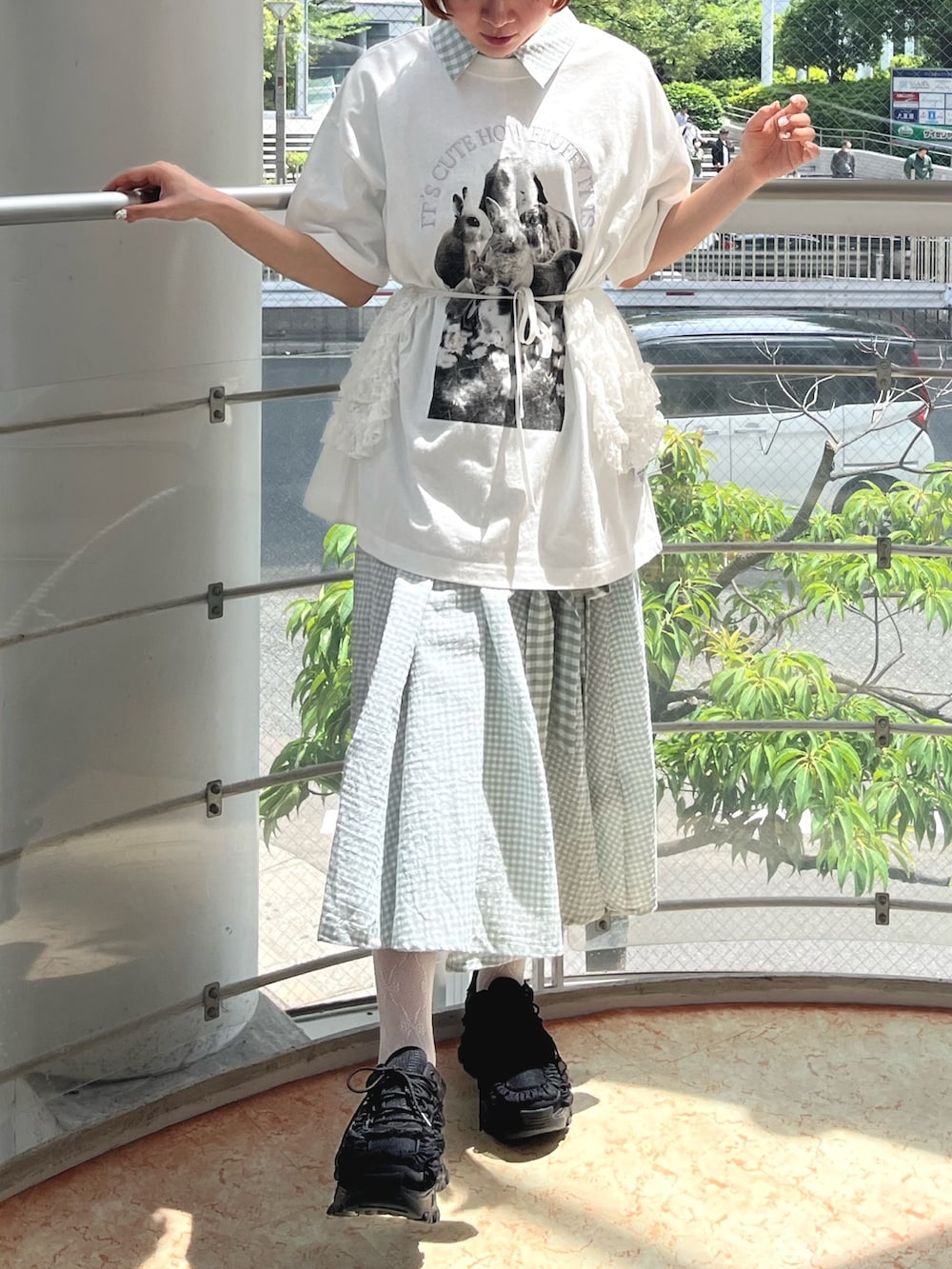 ホワイト系のTシャツ/カットソー、グリーン系のワンピース、ブラック系のスニーカーを着用したレディースの夏コーディネートの2枚目の写真